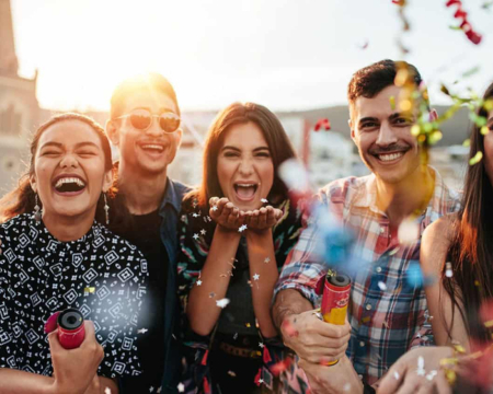 Personas en una fiesta sacandose una foto con un fotomatón