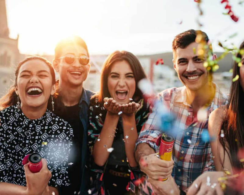 Personas en una fiesta sacandose una foto con un fotomatón